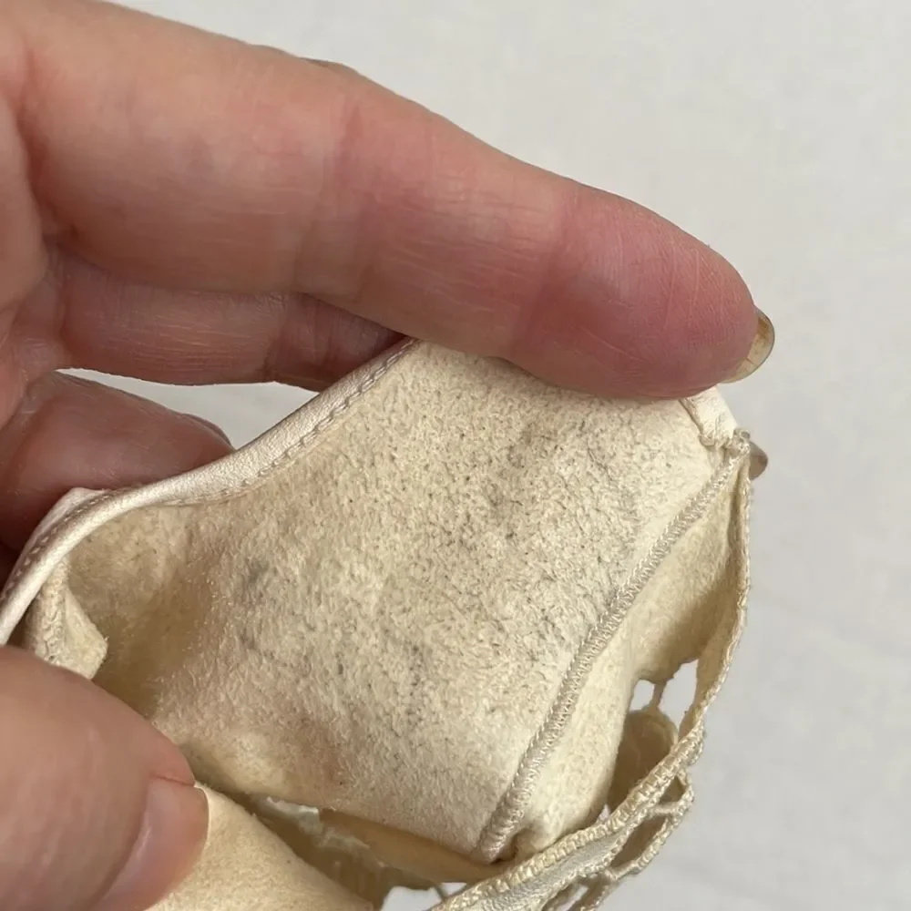 Vtg‎ cream colored leather gloves with lace detail